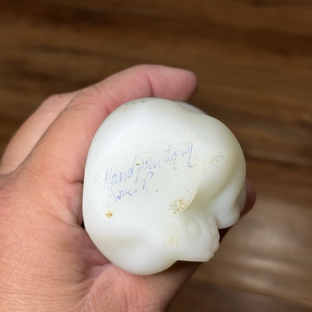 FENTON hand‎ painted ART GLASS OPAL SATIN SITTING BEAR FIGURINE FLORAL gorgeous! - Picture 6 of 6